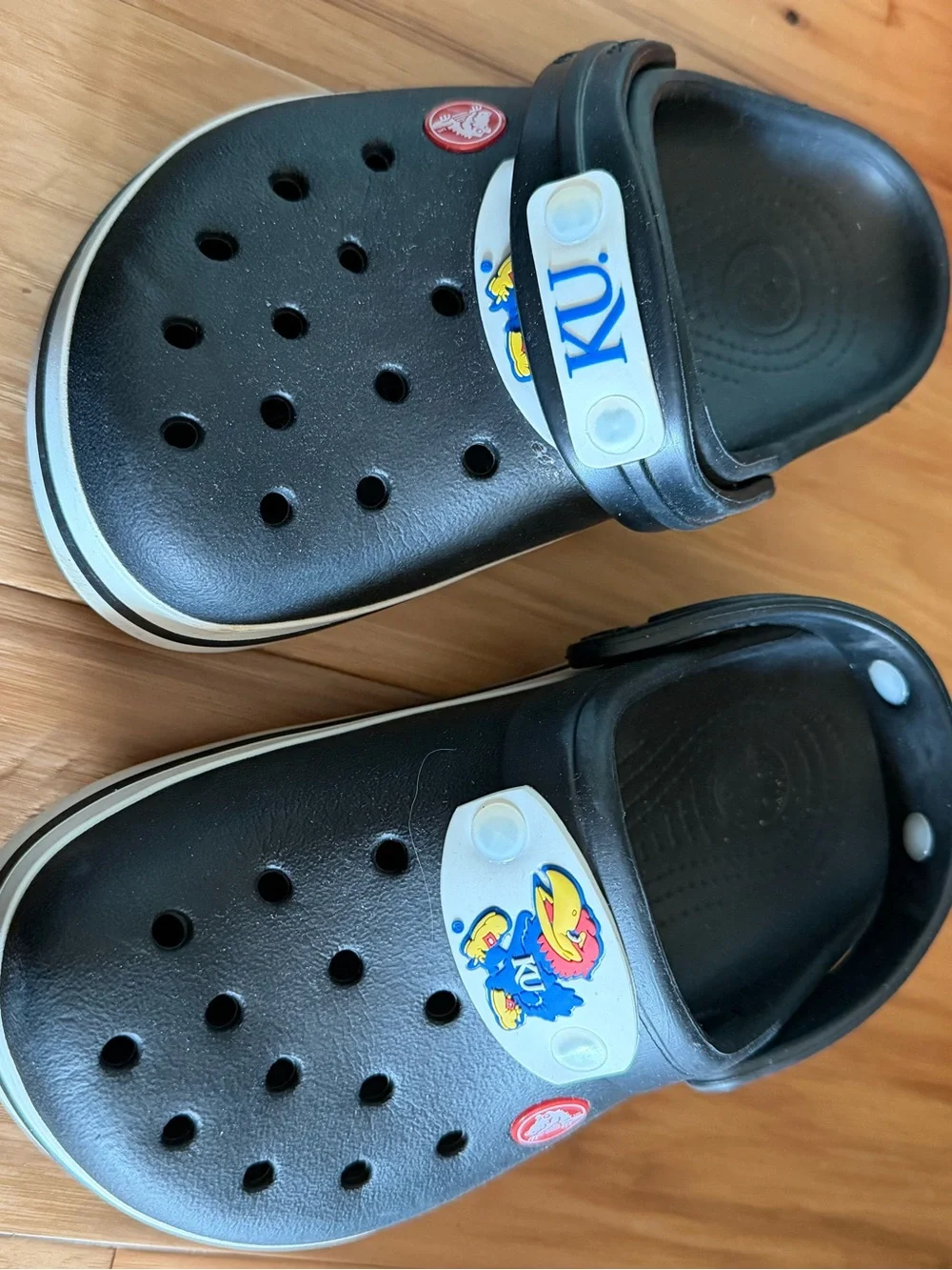 CROCS Black Kids Slide Clogs with KU Jayhawk Charms rare Junior 1 Kansas VGUC